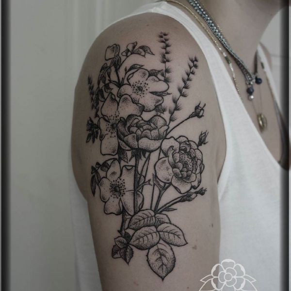 Татуировка дотворк на плече в виде цветов