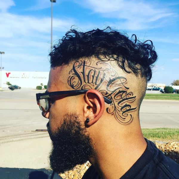 Надпись как татуировка на голове парня
