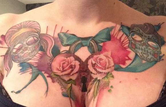 Татуировка на груди розы и бантик