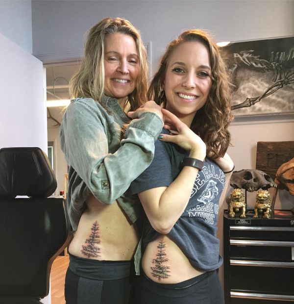 Парные татуировки у девушек в памяить друг о друге