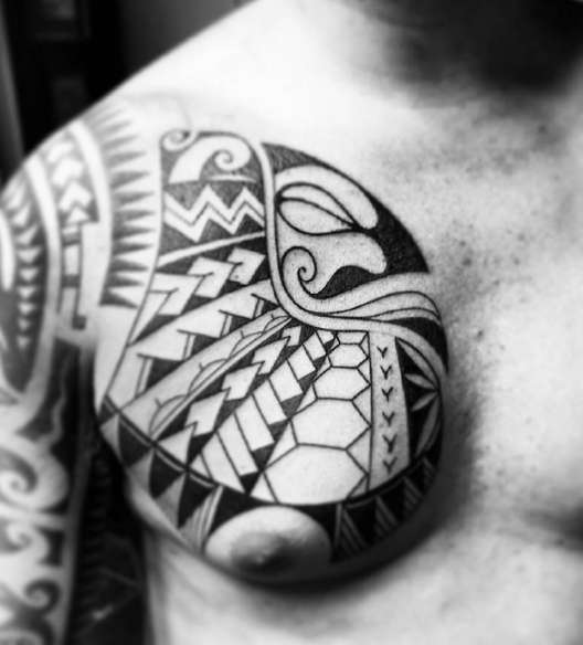 Этническая татуировка в полинезийском стиле