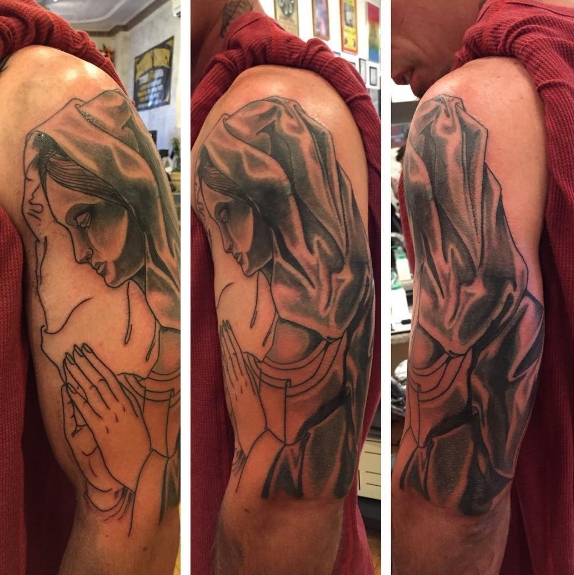 Христианская татуировка на плече: девушка молится