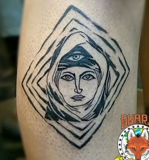 Мусульманская татуировка с лицом девушки