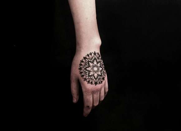 Красивый узор в виде татуировки на руке девушки