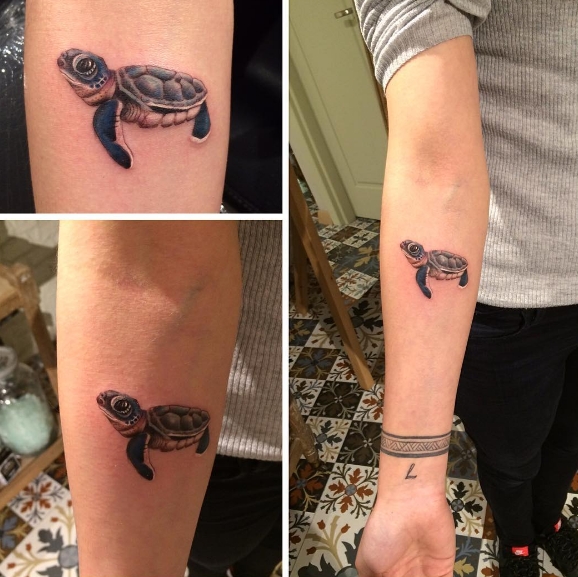 Татуировка черепаха в стиле реализм на руке