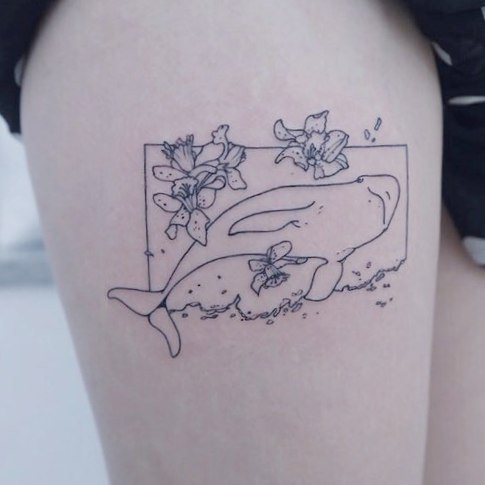 Татуировка контур в виде кита с цветами