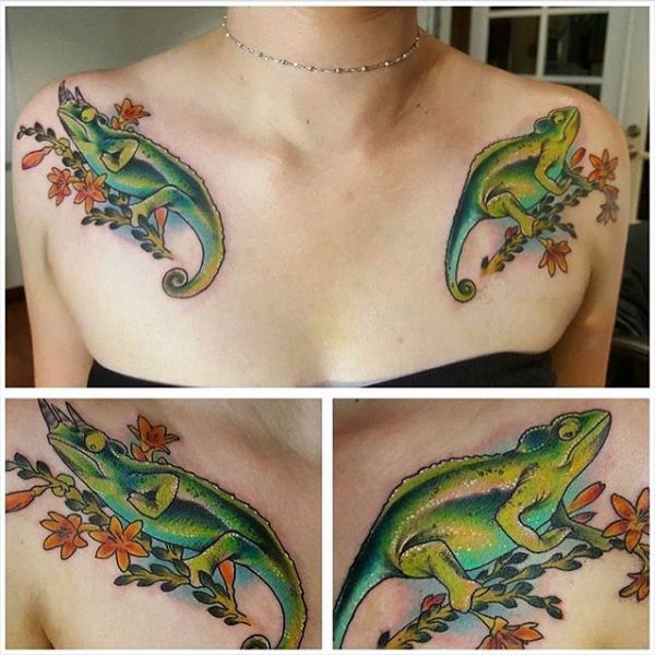 Два зеленых хамелеона на плечах у девушки