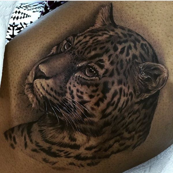 Черно-белая татуировка леопарда
