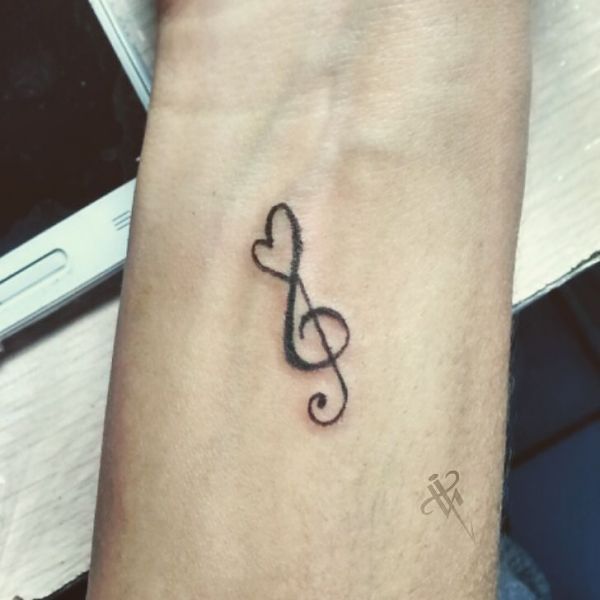 Татуировка ноты скрипичного ключа с сердечком