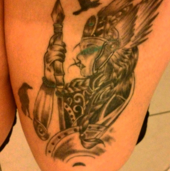 Валькирия с мечом - татуировка на бедре