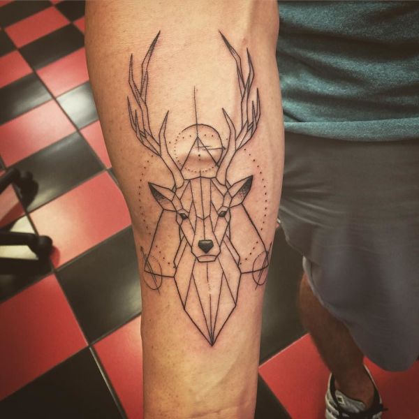 Татуировка оленя в стиле геометрия