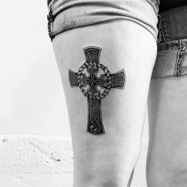Небольшая татуировка кельтского креста на ноге
