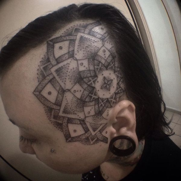 Татуировка на голове парня в виде узора мандалы