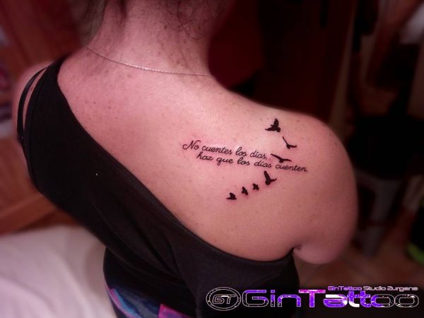Татуировка стая птиц с надписью на плече девушки