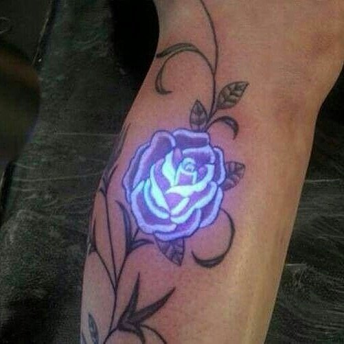 Татуировка с ультрафиолетовым бутоном розы