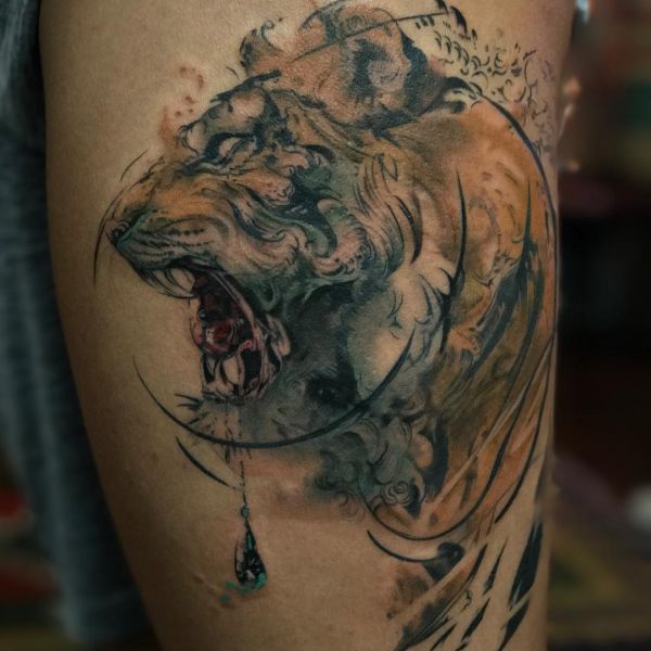 Тигр с абстрактными линиями - ужасная татуировка