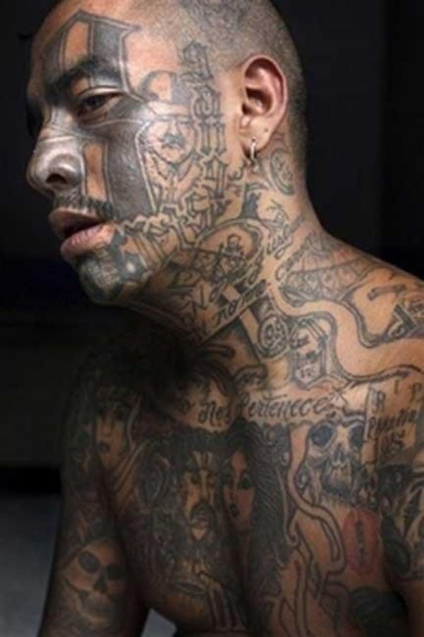 Заключенный в блатных татуировках