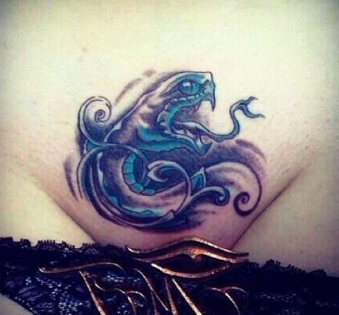 Интимная татуировка змеи с узором