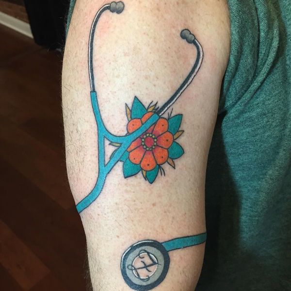 Медицинская татуировка на плече в цвете