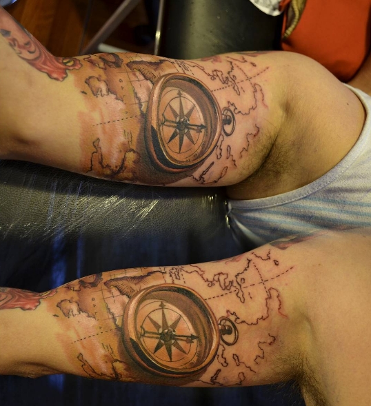 Пиратская татуировка компаса на руке