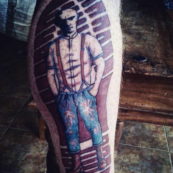 Изображение самого скинхеда в правой татуировке