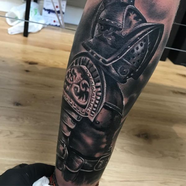 Татуировка римского гладиатора на руке в чб исполнении