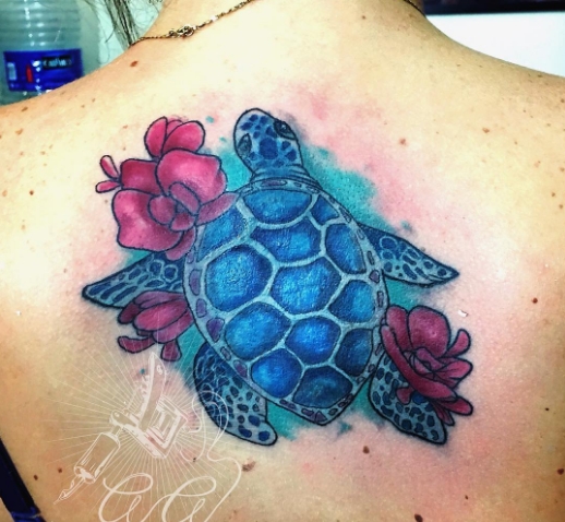 Черепаха  красными цветами на спине, татуировка