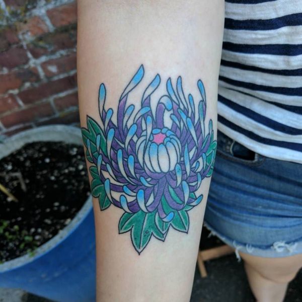 Татуировка хризантема на руке
