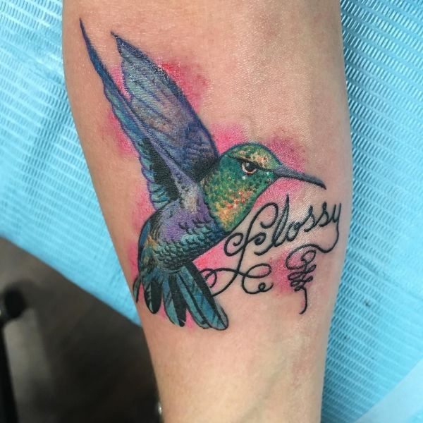 Разноцветная колибри с надписью