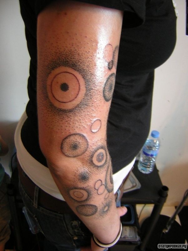 Татуировка круг с токой в центре