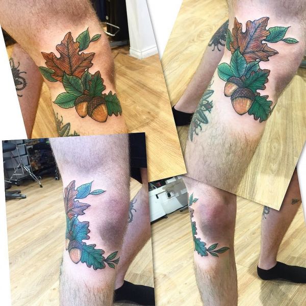 Татуировка листьев дуба с желудями