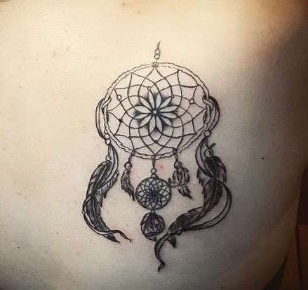 Необычная татуировка ловец снов с цветком лотоса