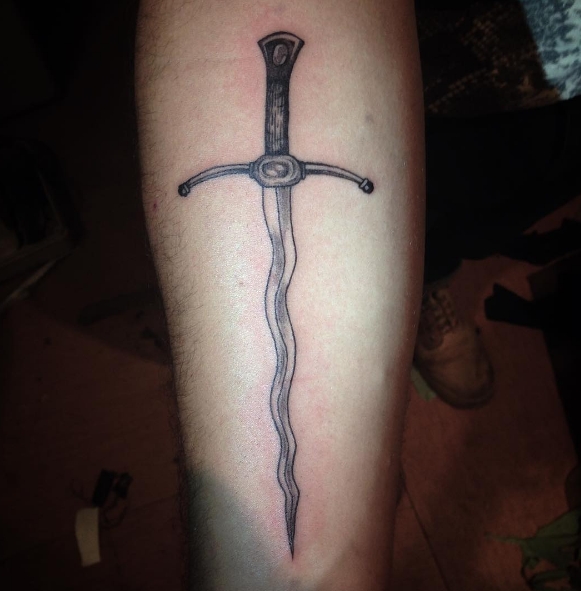 Волнистый меч на руке тату