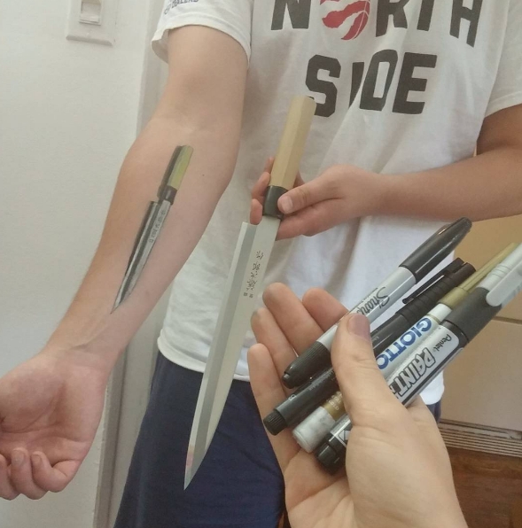Реалистичная татуировка ножа на предплечье