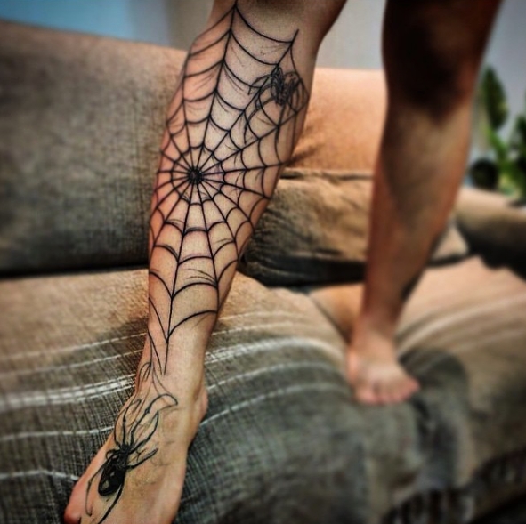 Татуировка паутины на ноге человека
