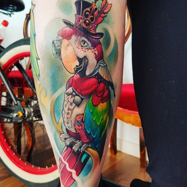 Большой красивый цветной попугай в виде татуировки