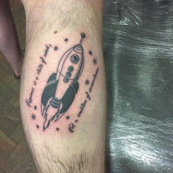 Татуировка ракеты с надписью в звездах