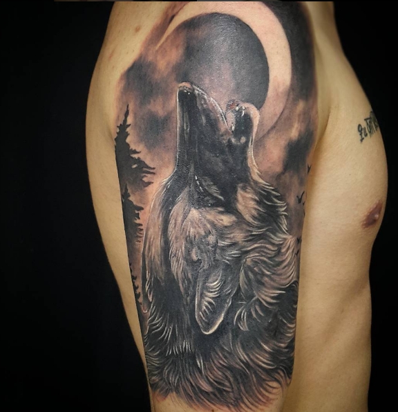 Тату волк и Луна на плече