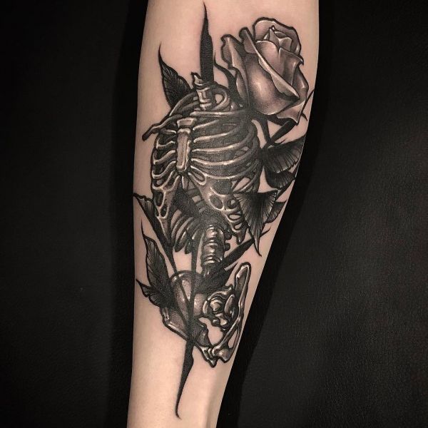 Скелет с розой в виде татуировки