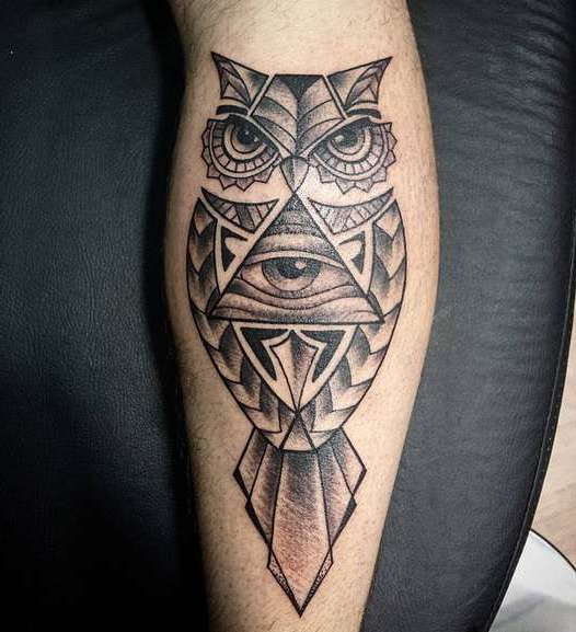 Сова и гора глаз в виде узора татуировки на ноге