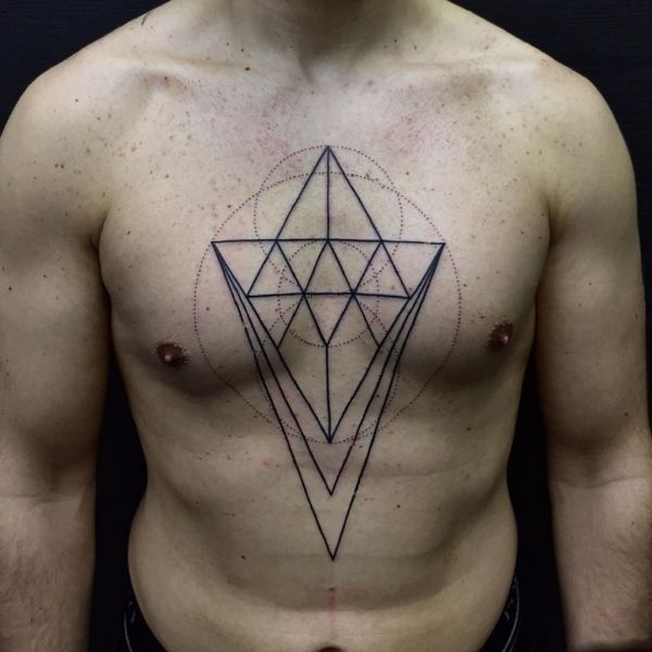 Узоры в виде треугольников на груди парня