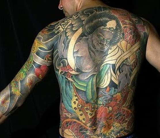 Вся спина в татуировке японской тематики с якудзой