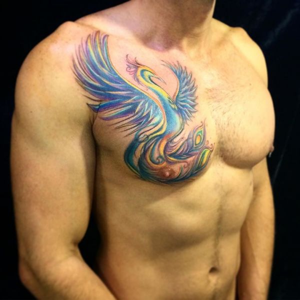 Татуировка разноцветной жар птицы на груди парня