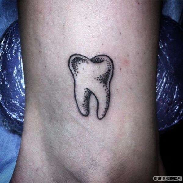 Татуировка зуб