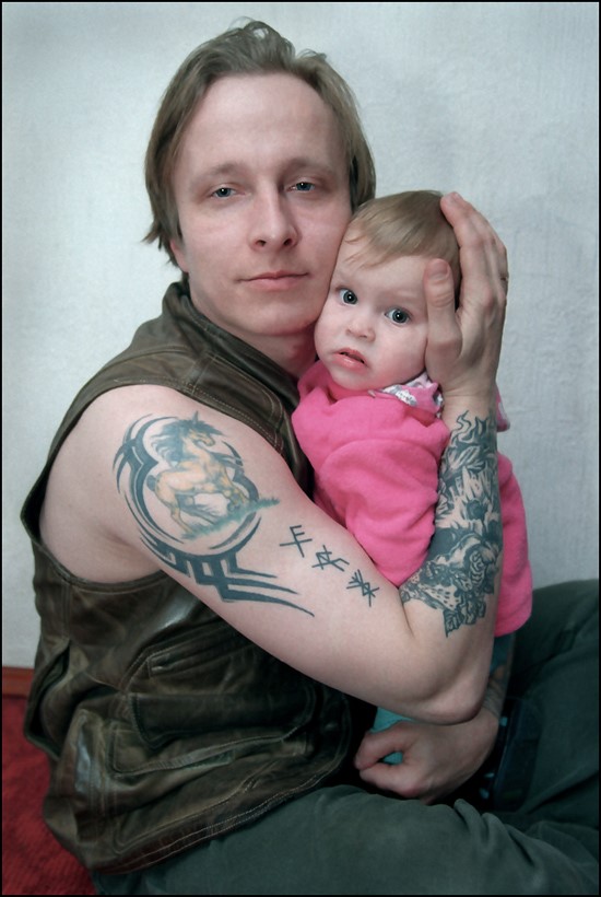 Иван Охлобыстин с татуировками на руке в молодости