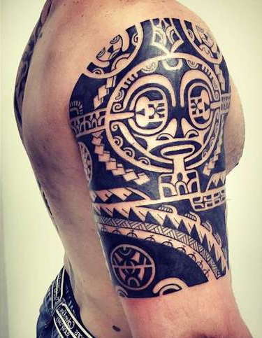 Татуировка племени Маори на плече