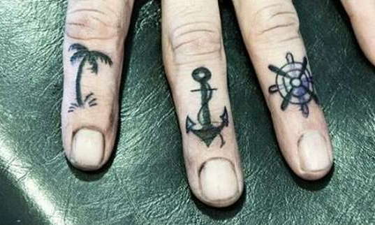 Морские татуировки на пальцах