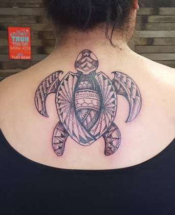 Полинезийская черепаха на спине девушки