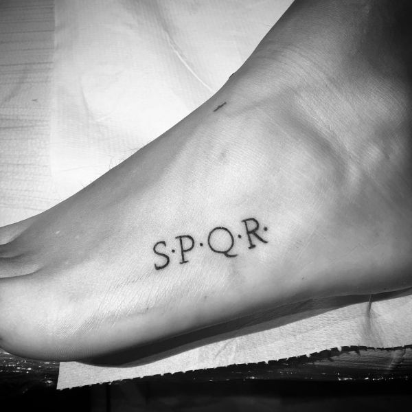 Римская татуировка SPQR