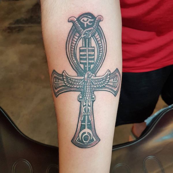 Символ АНХ с птицей в виде татуировки